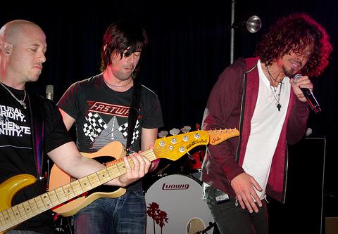 Peter Thorn, center, on guitar