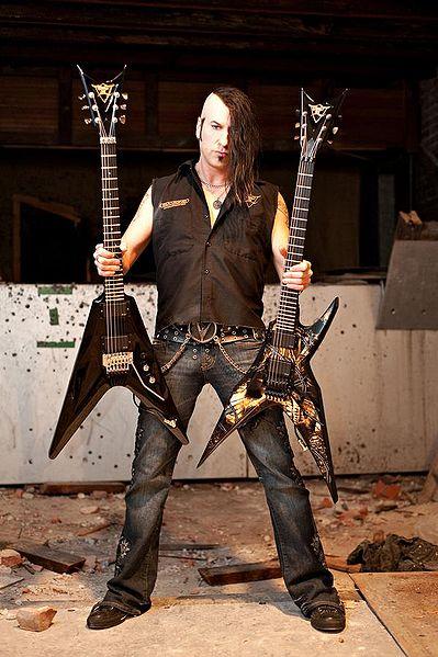 Virus with his guitars
