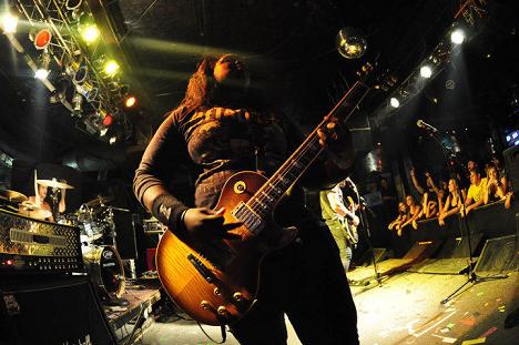 Diamond Rowe playing guitar with Tetrarch