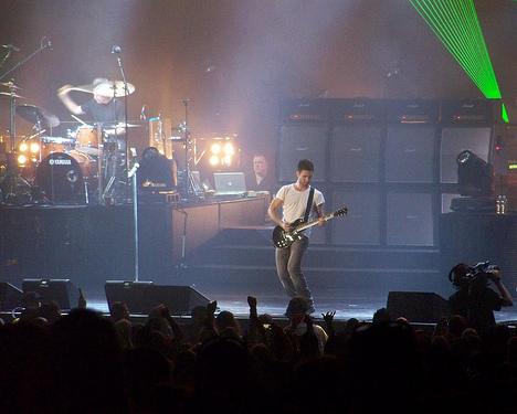 Adam Levine guitar live