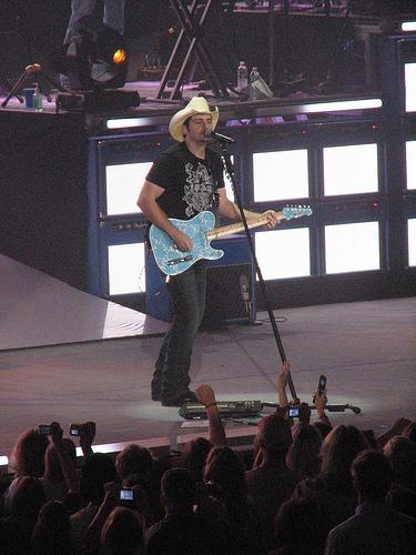 Brad Paisley live on guitar