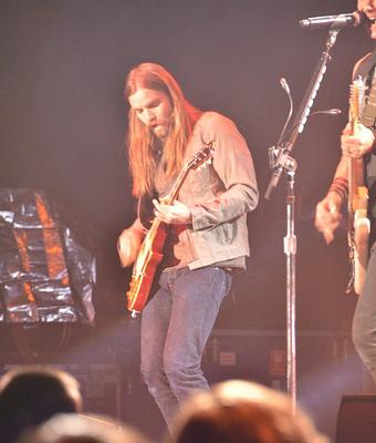 Chris Traynor playing guitar