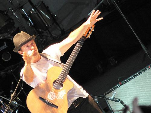 Jason Mraz on guitar