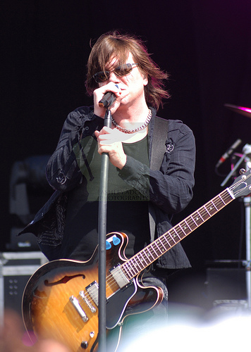 Johnny Rzeznik playing guitar