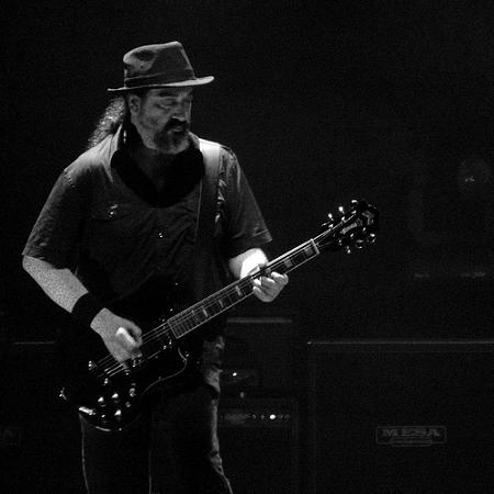 Kim Thayil playing guitar