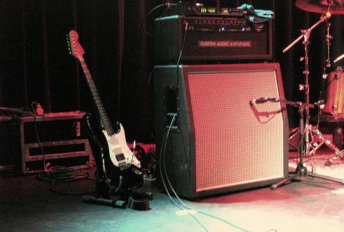 Amplifier and guitar