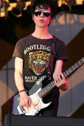 Nick Zinner live on guitar