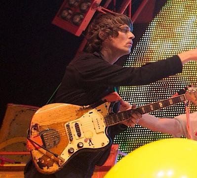 Steven Drozd playing the guitar