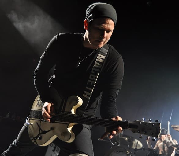 Tom Delonge playing Gibson signature guitar