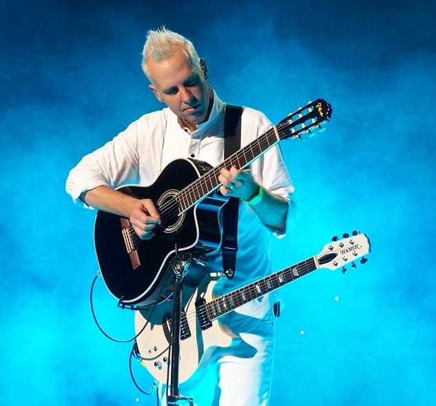 Tom Dumont playing guitar