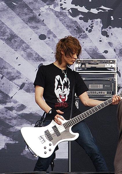 Toshiya playing bass
